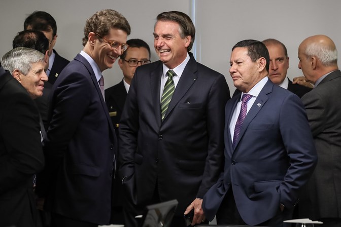 Bolsonaro manda comitiva de ministros à Amazônia