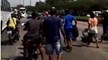 Morador de comunidade no Rio é baleado e manifestantes fecham avenida