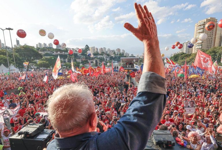 Lula procrastina começo de ato político no Dia do Trabalhador após quórum baixo