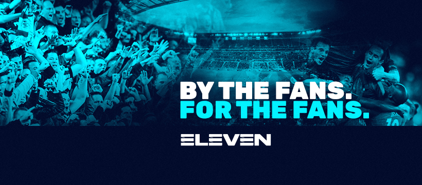 Foto mostra torcedores de futebol com uma frase em inglês e o logotipo do Eleven Sports