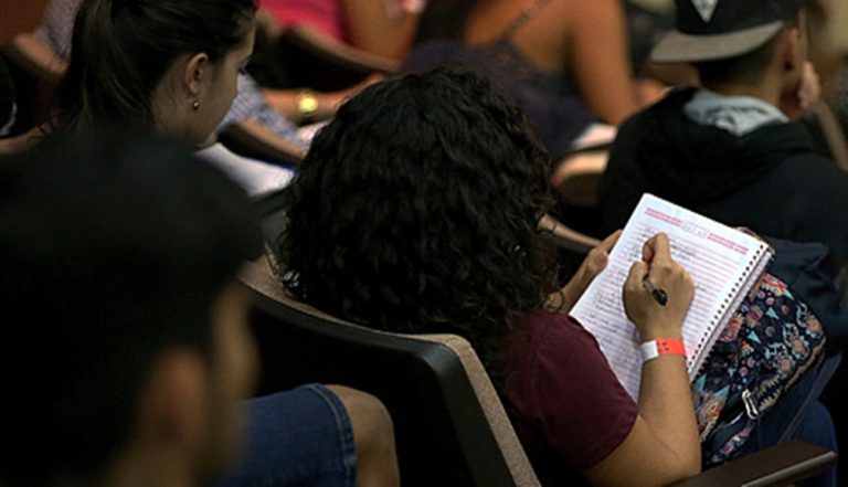 Estudantes de pós-graduação no RJ podem ganhar extensão de bolsas
