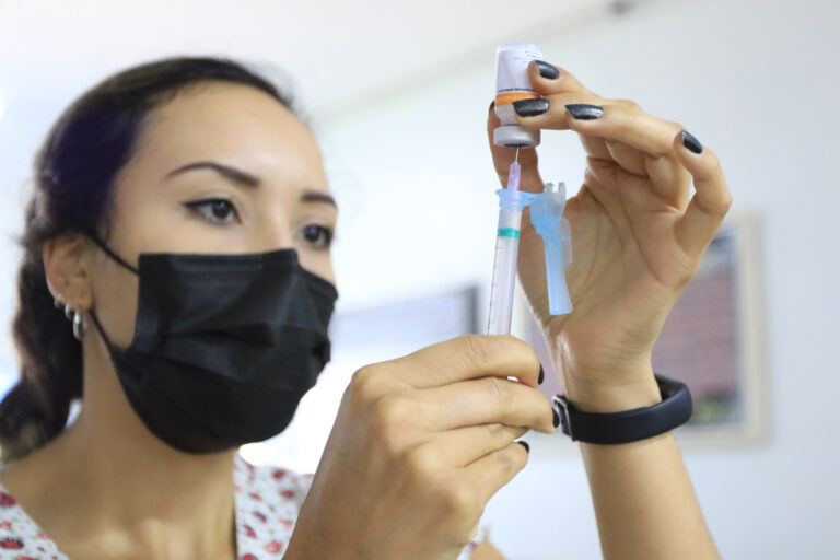 44,5% da população do Brasil consumiu imunização com dose de reforço contra a Covid