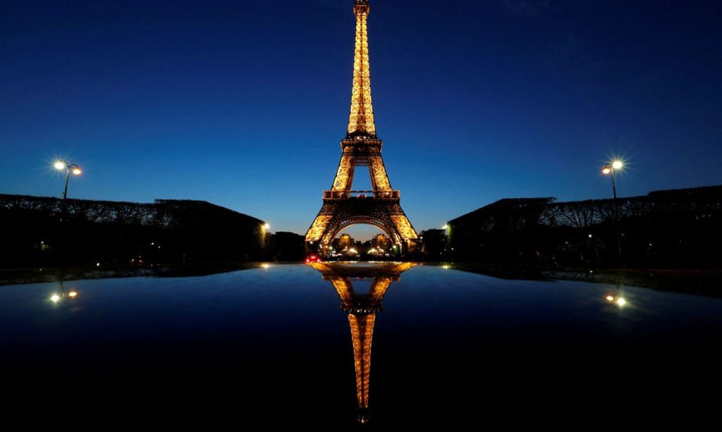 Torre Eiffel terão luzes desligadas em horário antecipado e piscinas públicas de Paris também passarão por redução no aquecimento