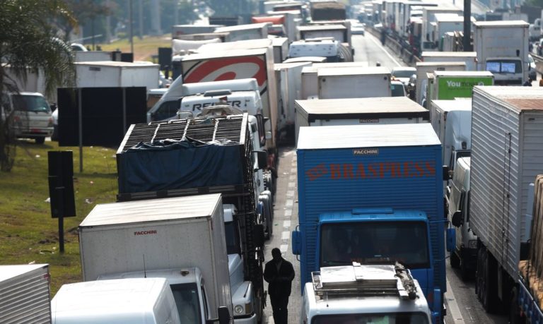 Transportadores rodoviários de carga dispensarão renovação de registro
