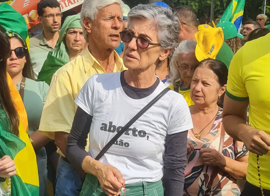 A atriz foi registrada junto a apoiadores de Jair Bolsonaro (PL), que bloquearam, recentemente, após o resultado, várias rodovias