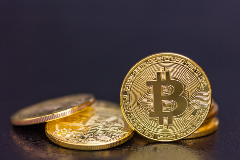 Bitcoin e Ethereum seguem em queda, apesar de Wall Street registrar movimento de alta