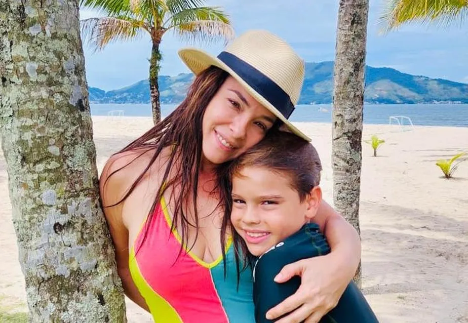 A atriz da TV Globo, Regiane Alves, que atualmente está na novela 'Vai na Fé', curtiu o dia na praia com o garotão