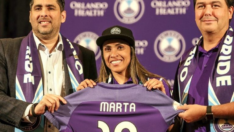 Equipe de Marta muda uniforme para confortar jogadoras na menstruação