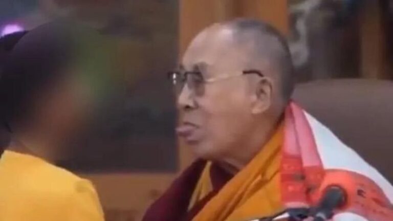 Dalai Lama ganha ‘mão na cabeça’ de monge após líder beijar garoto na boca