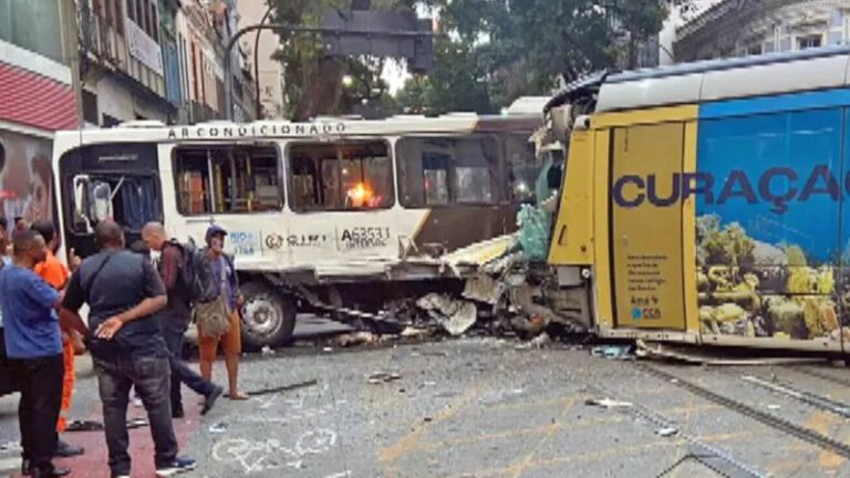 Acidente entre VLT e ônibus provoca vários feridos