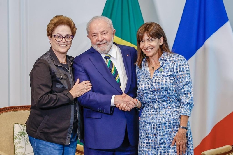 Durante a ‘excursão’ pela Europa, o presidente Lula teve um reencontro com a prefeita de Paris