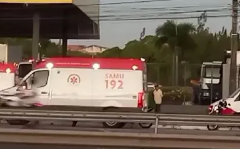 Três ambulâncias estiveram no local para atender o motociclista, porém ele não resistiu