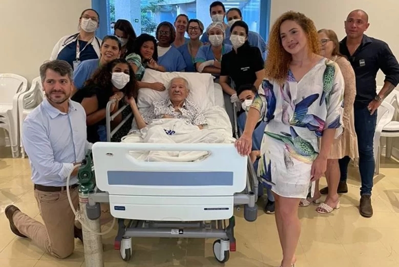 A noiva passou o momento especial ao lado do companheiro e do pai dentro de um hospital