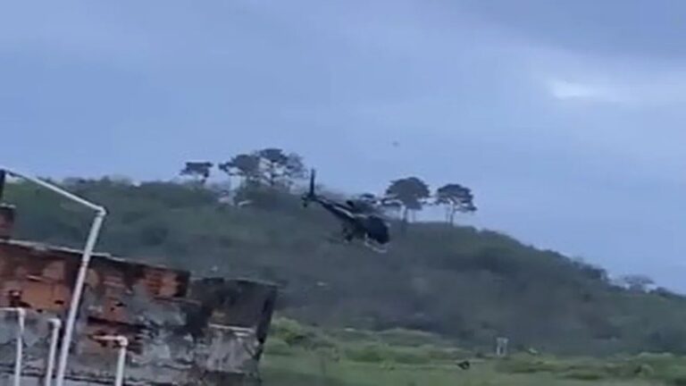 Helicópteros recebem tiros de fuzis em favelas
