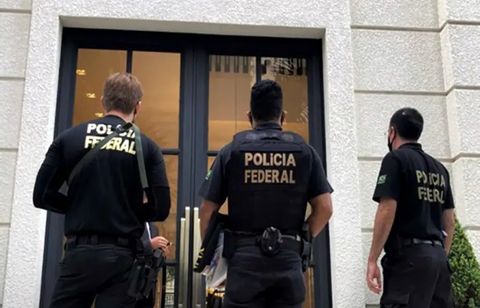 Policiais continuam com salários após afastamento de Moraes