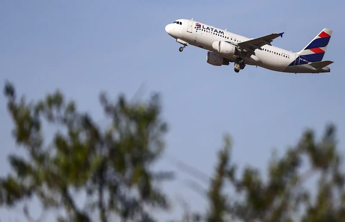 Avião cai com seis pessoas em voo emergencial
