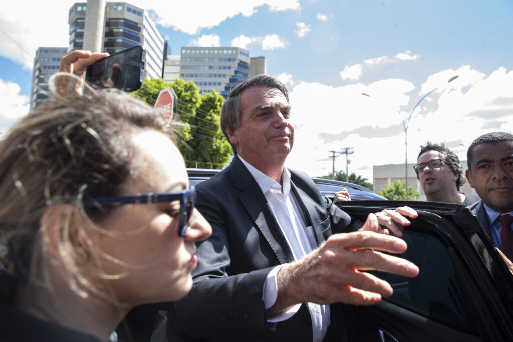 Em meio ao gesto, o ex-presidente Jair Bolsonaro deve depor à Polícia Federal nesta terça-feira (27)